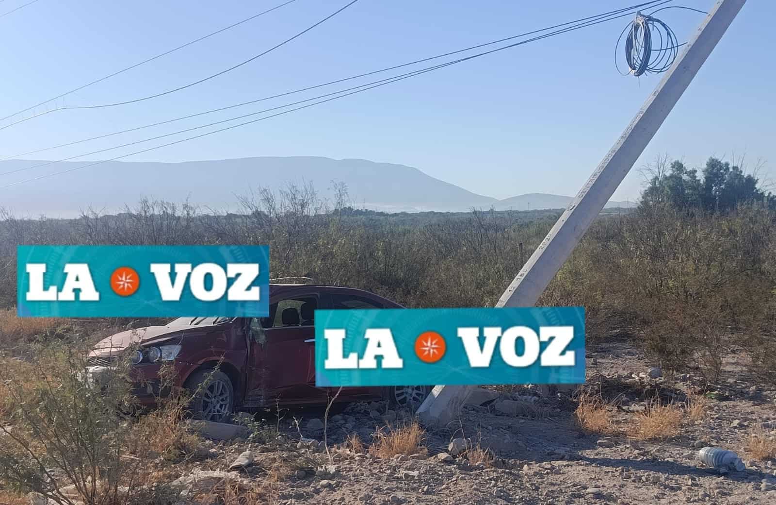 Le truena llanta y  vuelca en el Salinas remata con poste