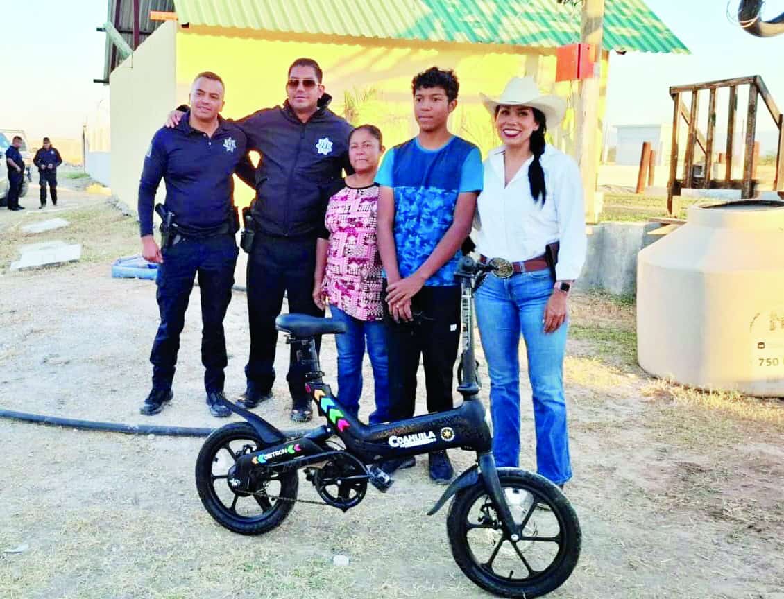 Gabriel Alexander recibe una bicicleta eléctrica como apoyo