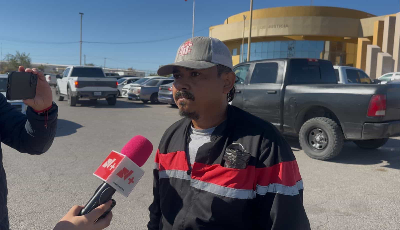 Migrante hondureño solicita la devolución de su motocicleta robada y desmantelada en Piedras Negras