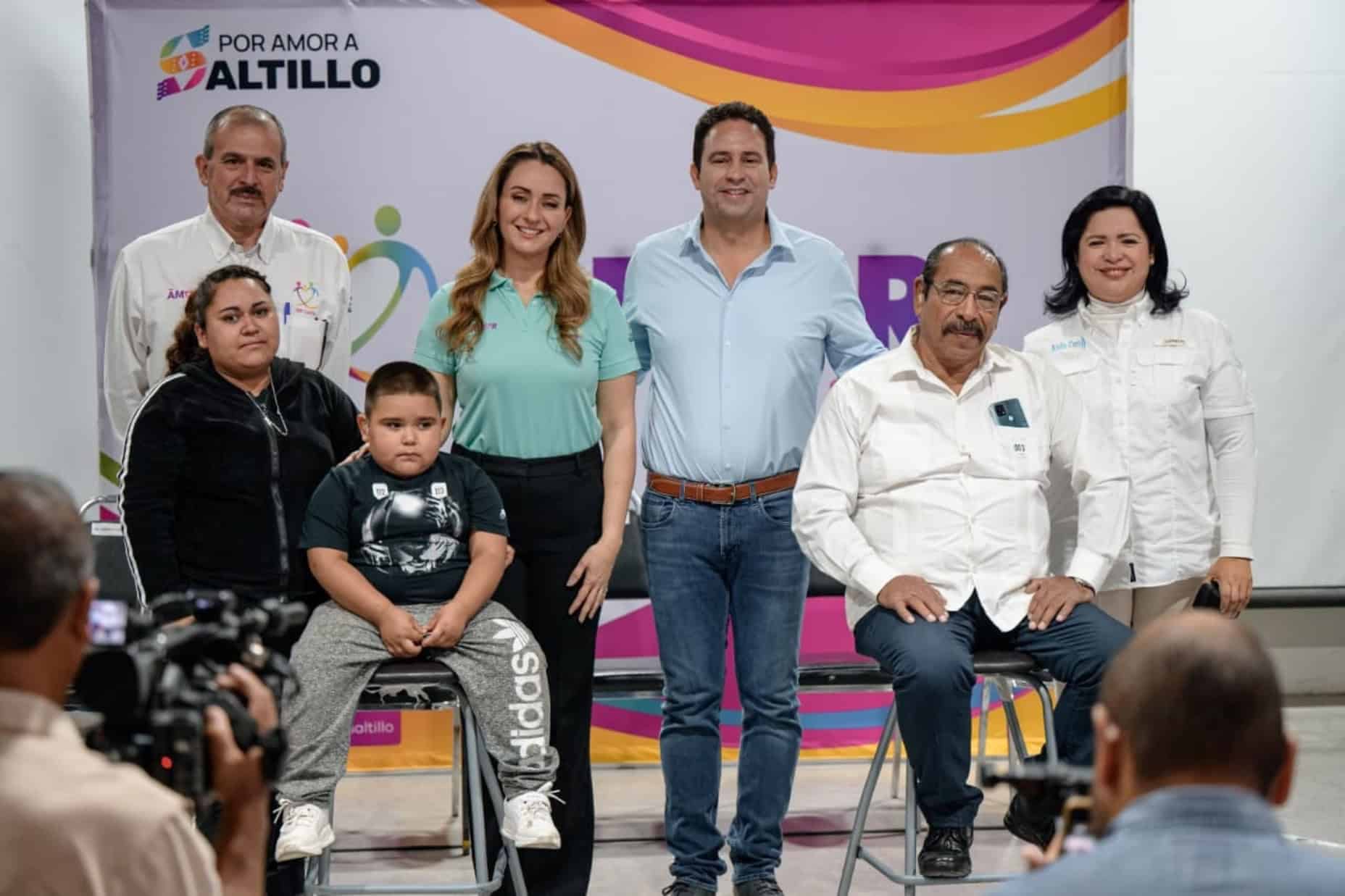 Alcalde de Saltillo y DIF Municipal entregan aparatos auditivos