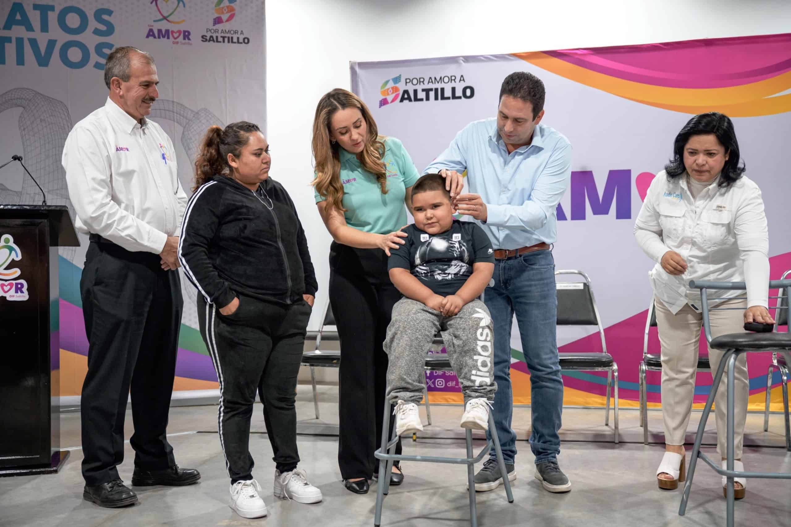 Alcalde de Saltillo y DIF Municipal entregan aparatos auditivos