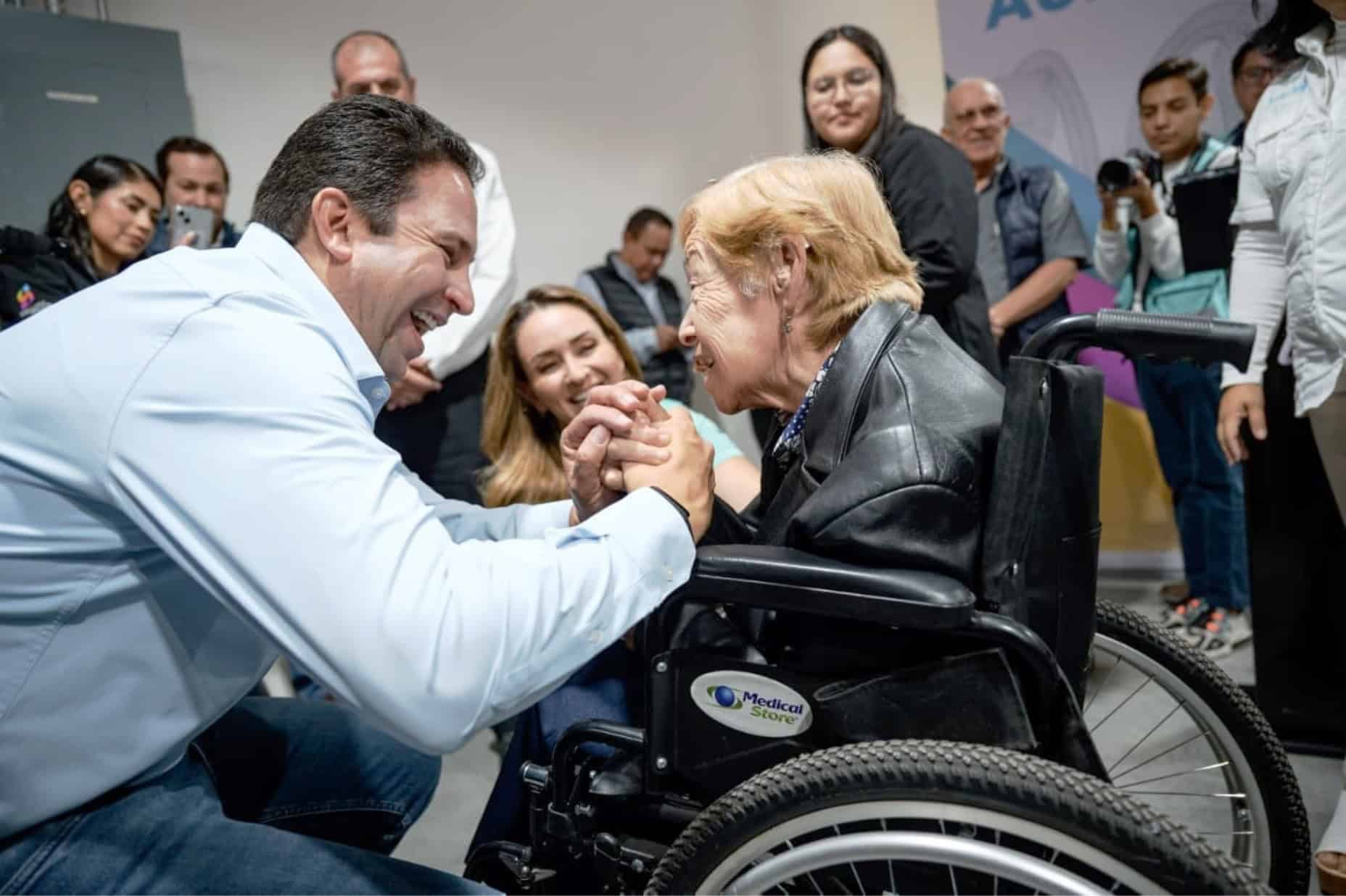 Alcalde de Saltillo y DIF Municipal entregan aparatos auditivos