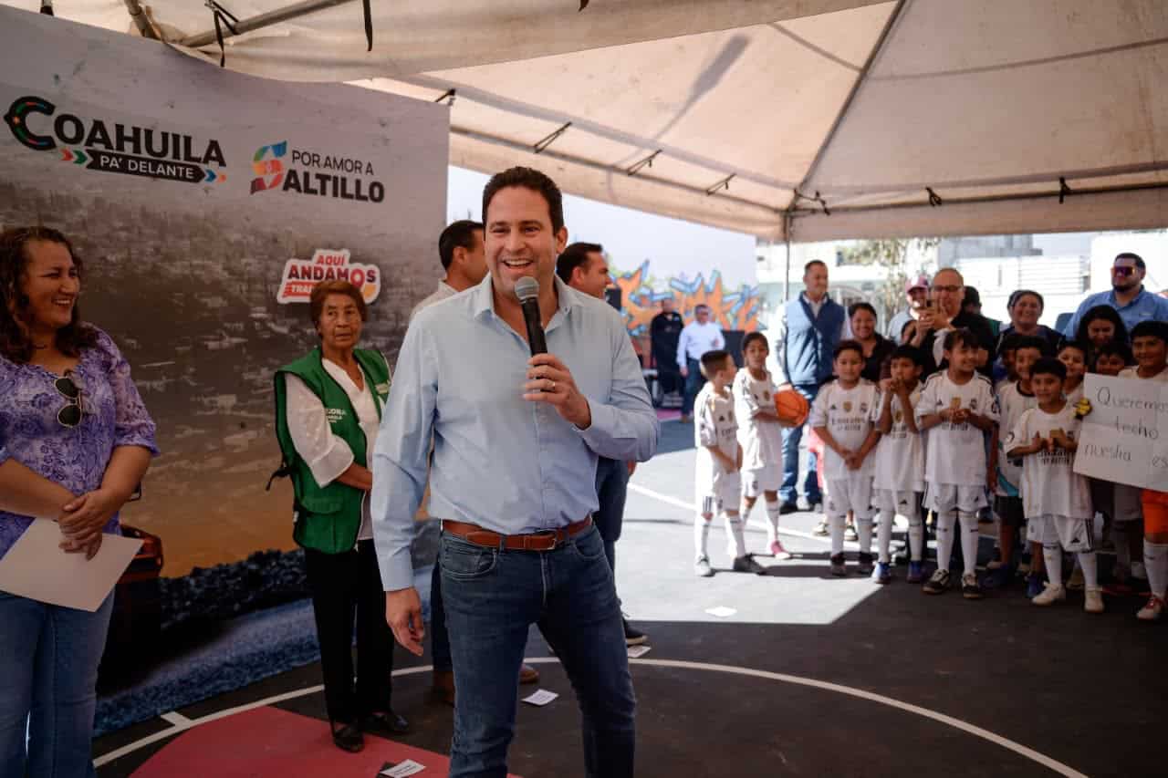 Alcalde de Saltillo entrega rehabilitación de área deportiva en colonia Nazario S. Ortiz Garza