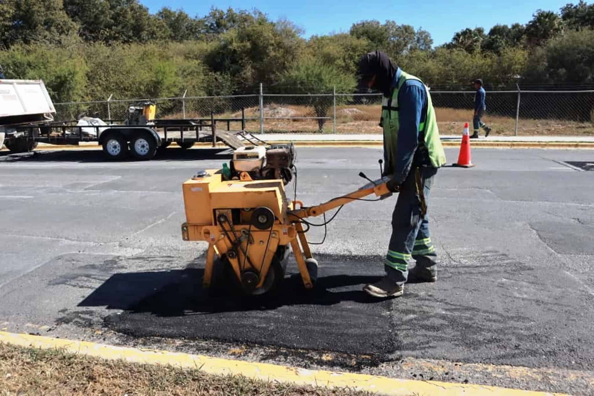 Brigadas municipales trabajan en bacheo permanente en Saltillo