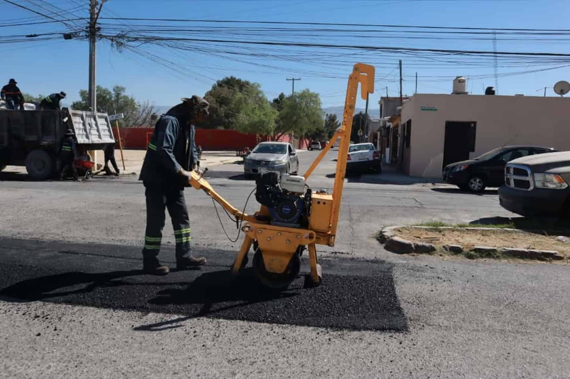 Brigadas municipales trabajan en bacheo permanente en Saltillo