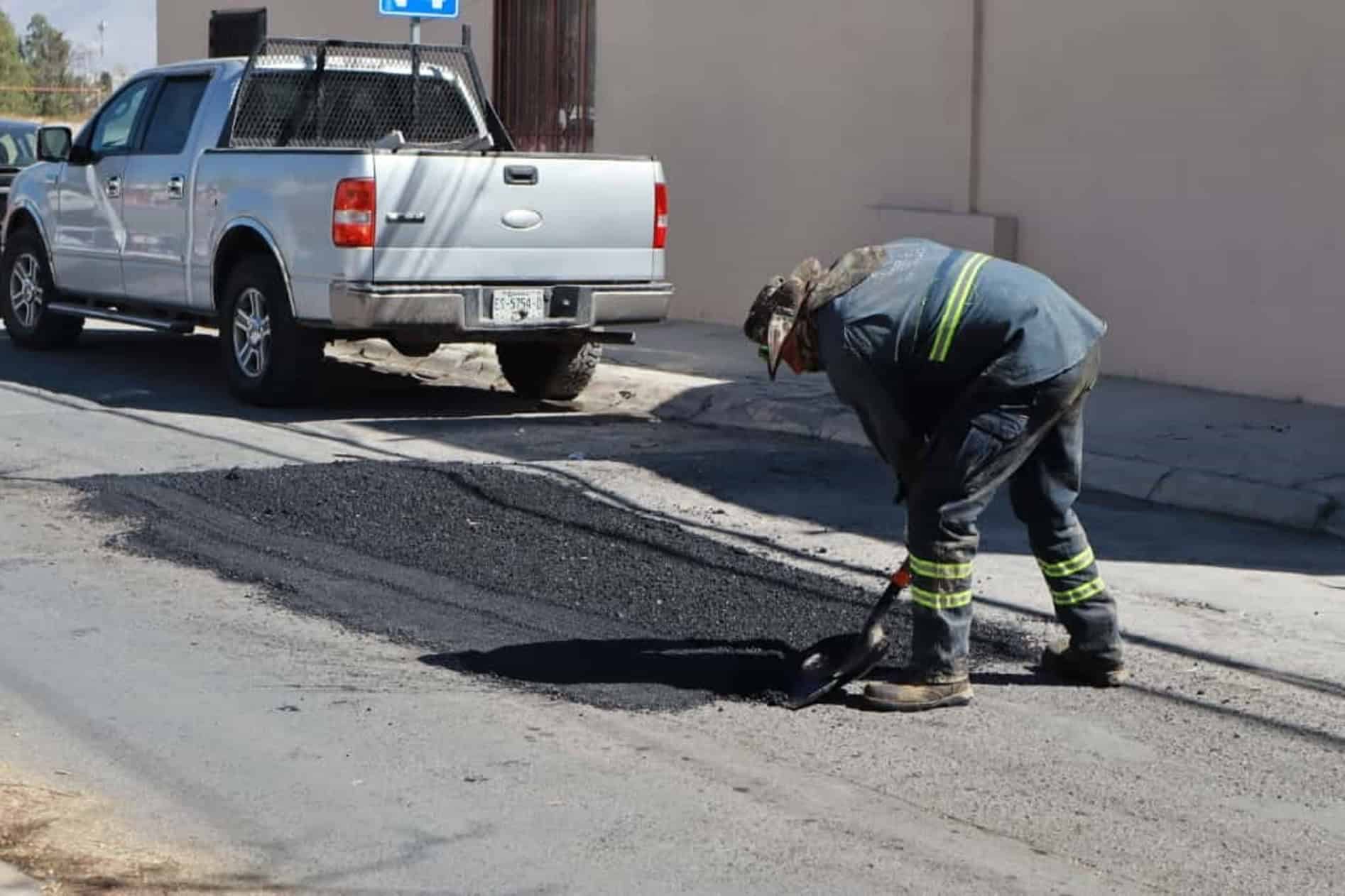 Brigadas municipales trabajan en bacheo permanente en Saltillo