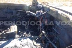 Se incendia camioneta en la carretera Saltillo–Monterrey