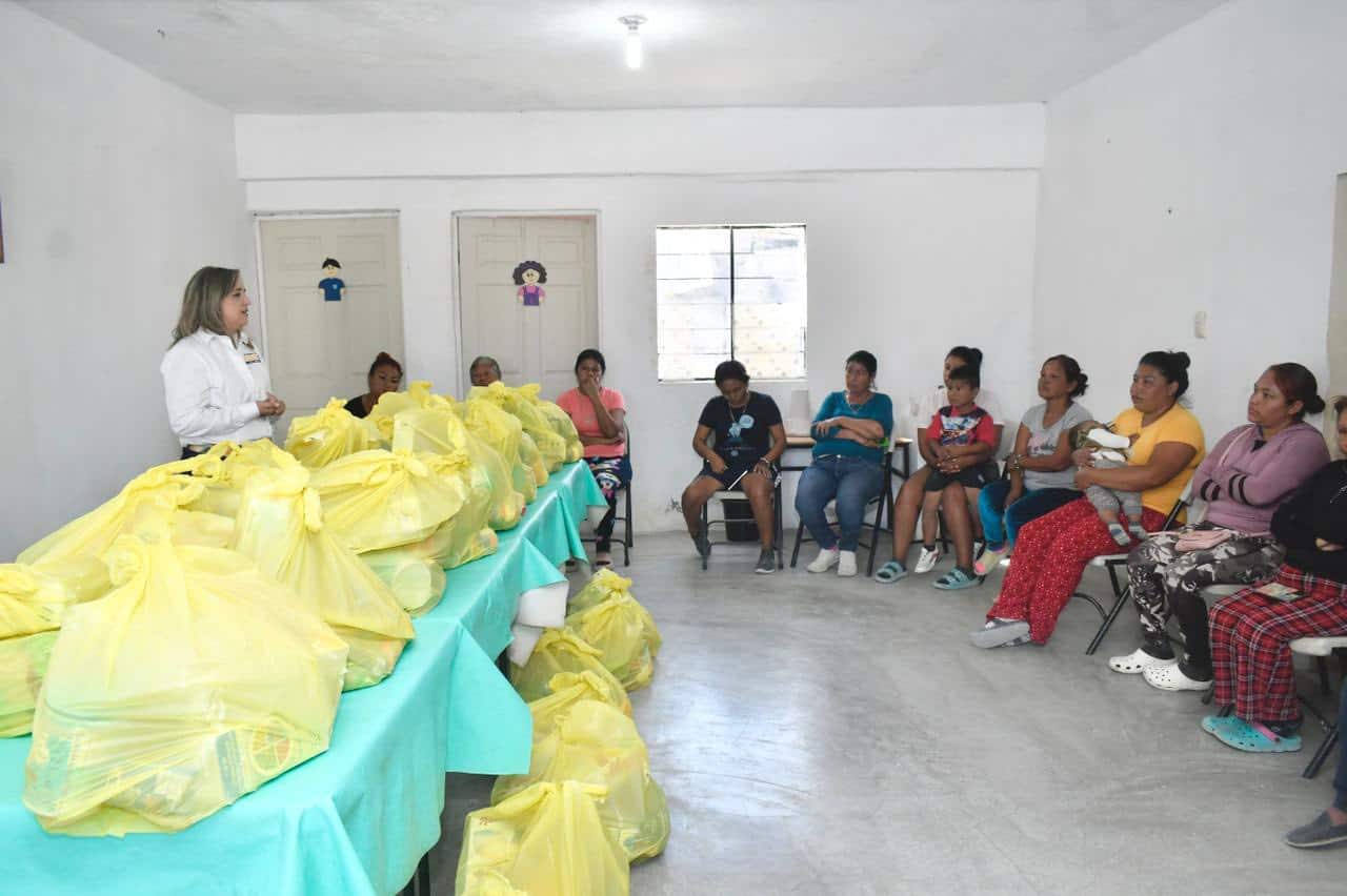 Mavi Sosa entrega apoyos a familias de Monclova junto al Patronato