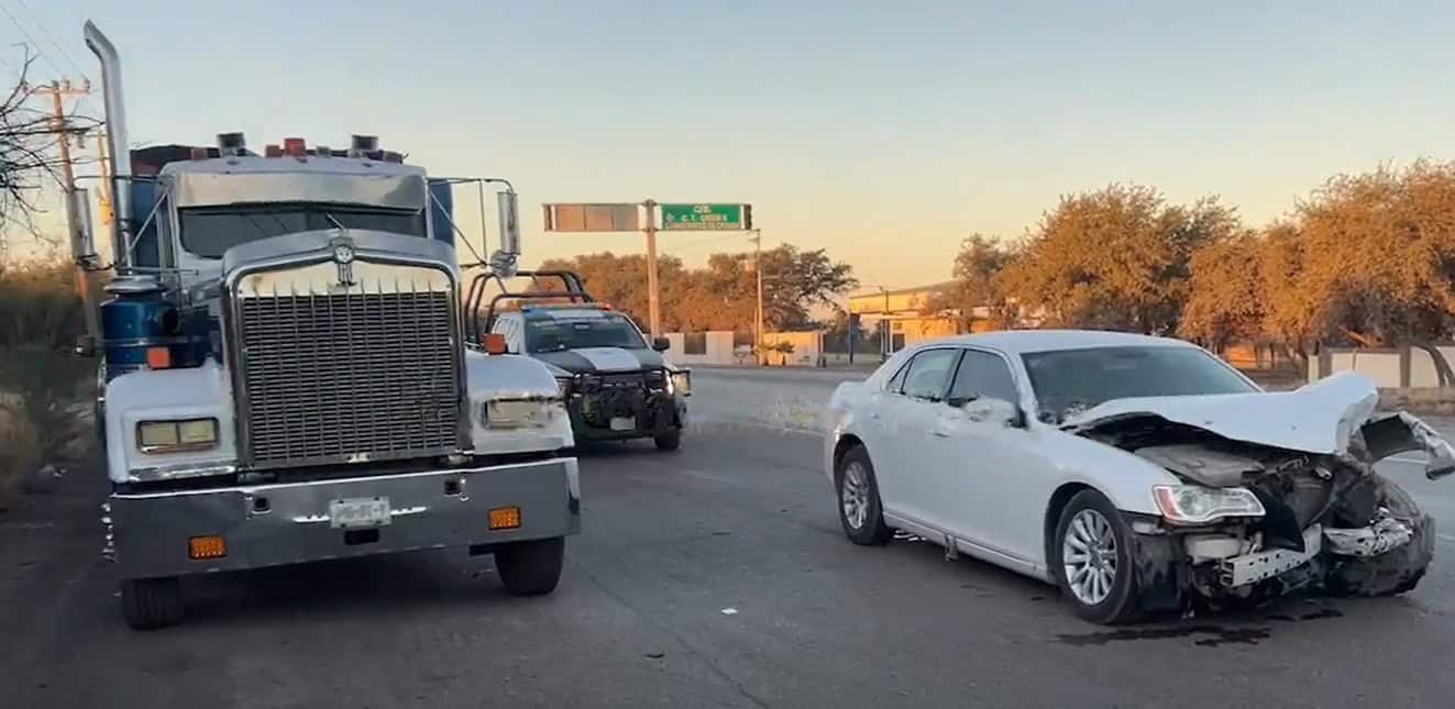 Choque entre tráiler y automóvil provoca caos vial en la carretera 57