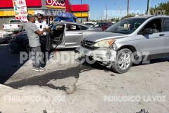 Por no hacer alto lesiona en choque a mujer y niños