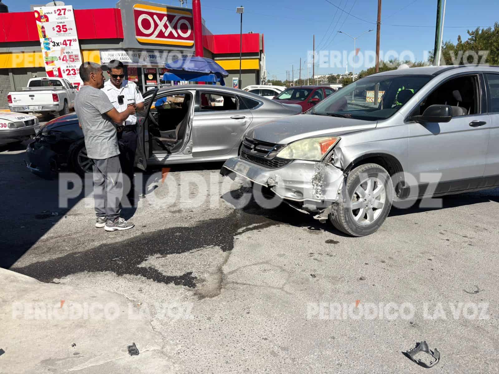 Por no hacer alto lesiona en choque a mujer y niños