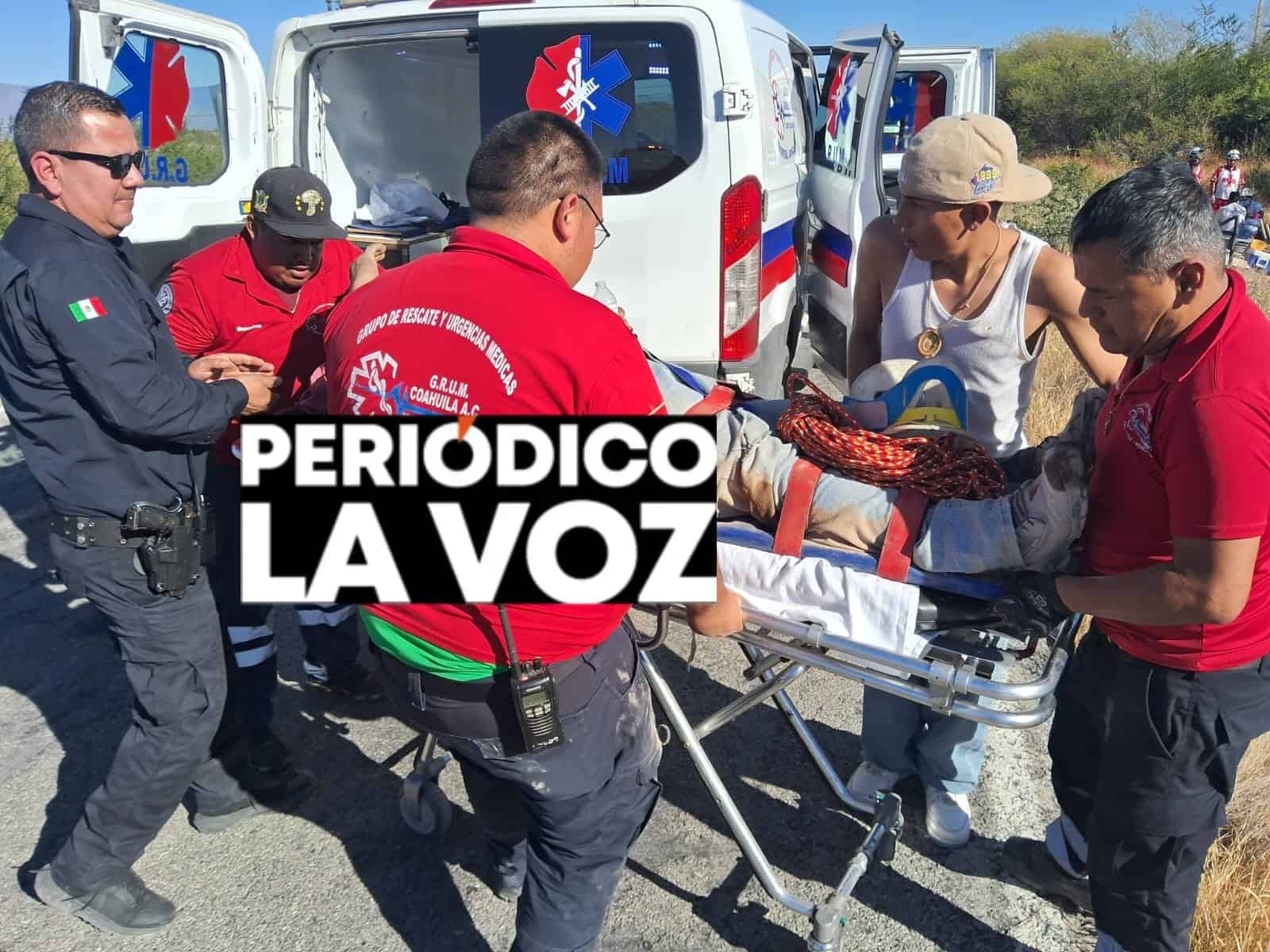 Por culpa de bache vuelcan albañiles en el Ejido El Oro