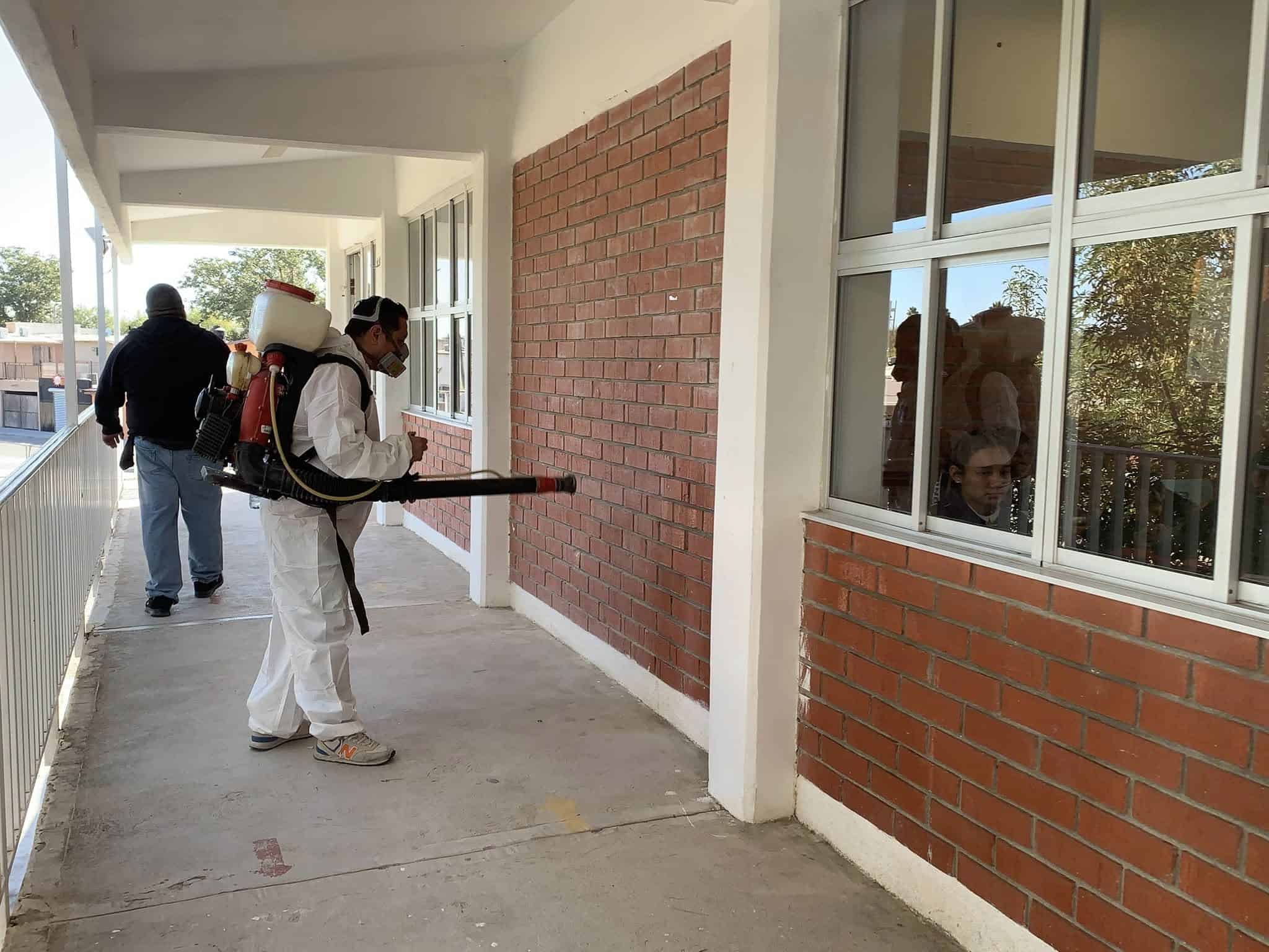 Atención inmediata a plaga de garrapatas en escuela secundaria de Sabinas