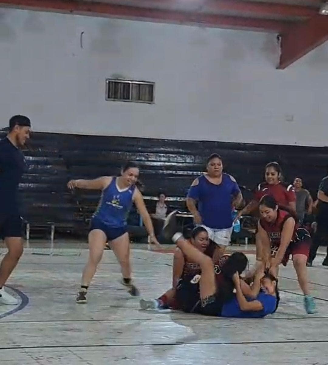 Riña en partido de básquetbol termina en violencia