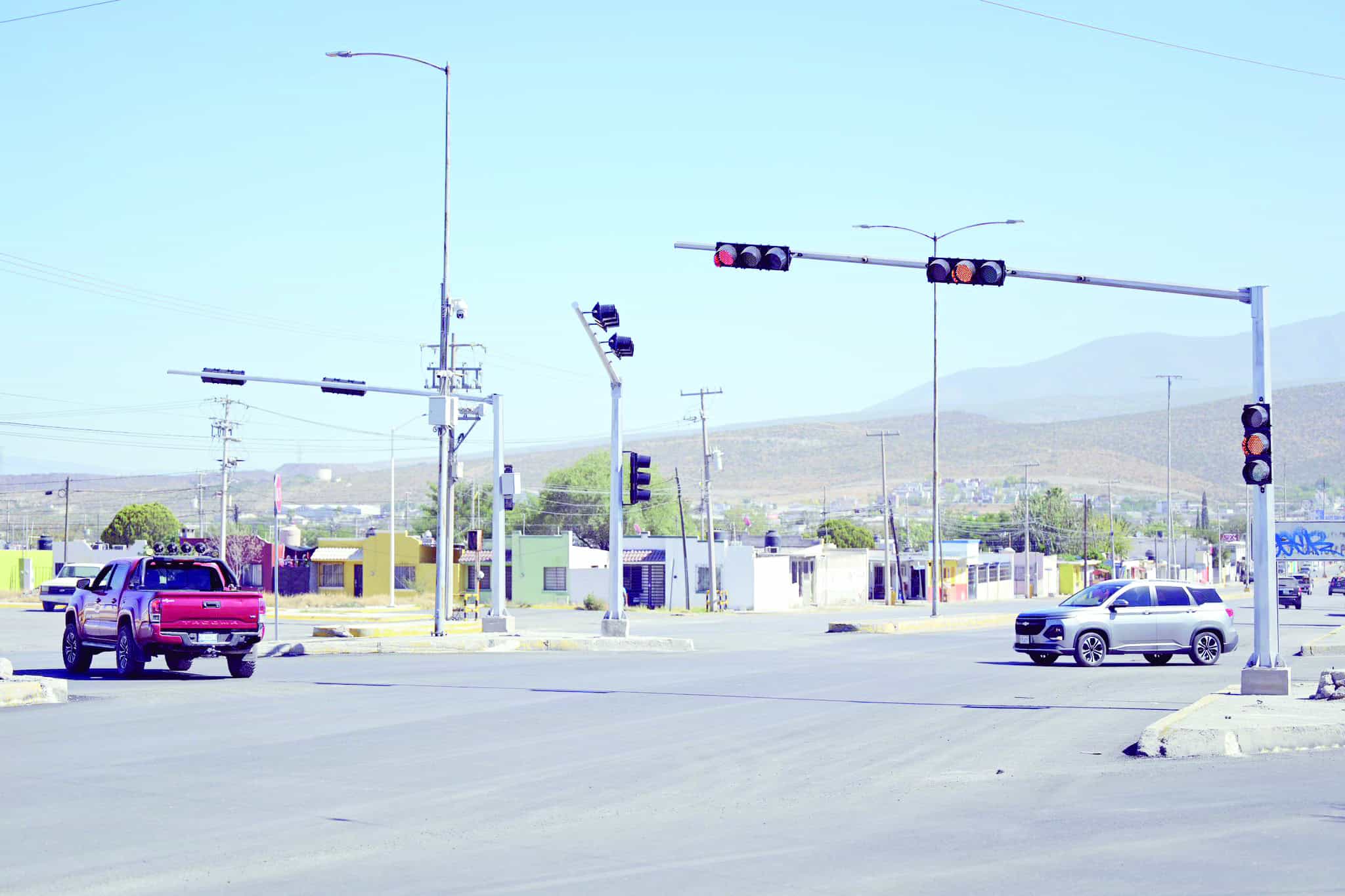 Instalación de semáforos en Avenida SIDERMEX en Monclova