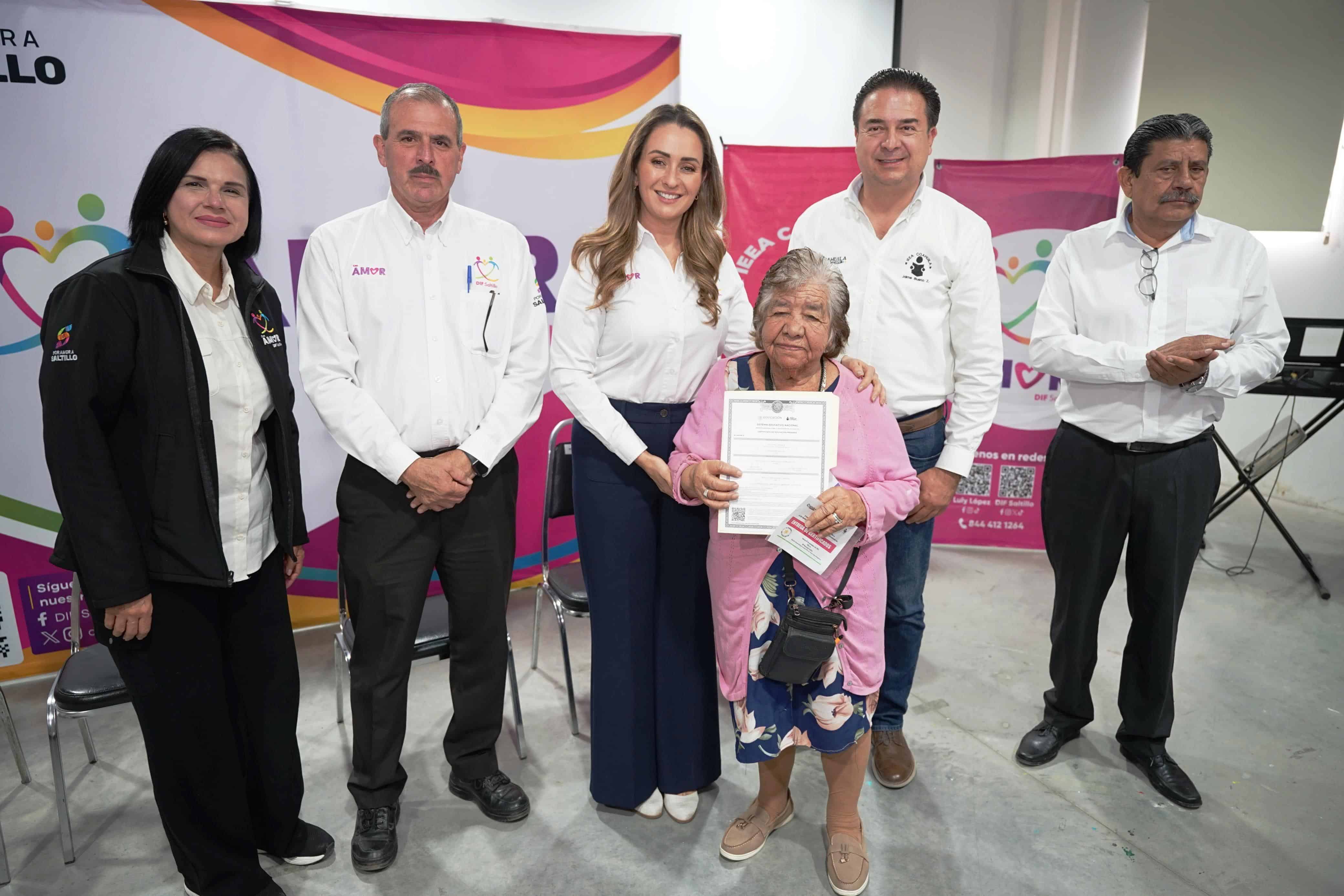 52 adultos mayores concluyen estudios primarios y secundarios en Saltillo