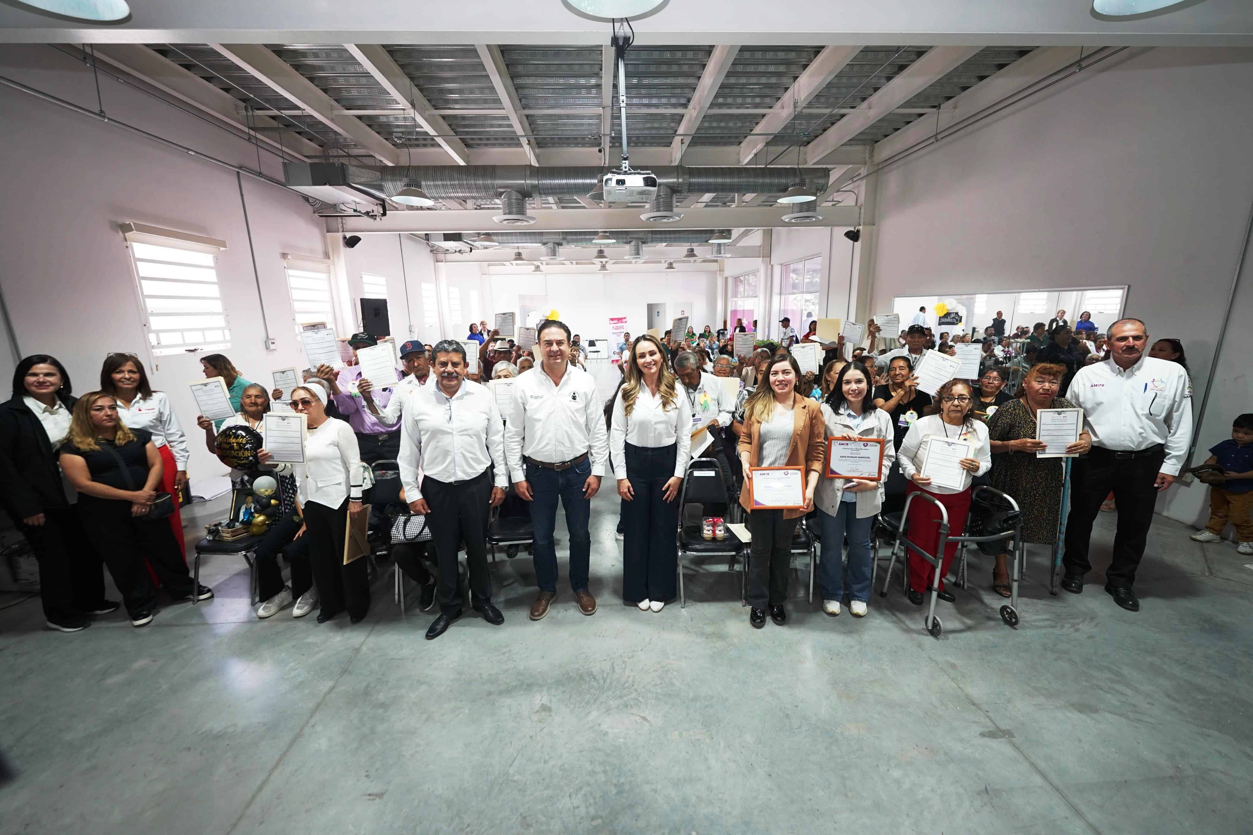 52 adultos mayores concluyen estudios primarios y secundarios en Saltillo