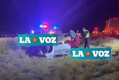 Vuelca repartidor por culpa de vaca en la carretera 57