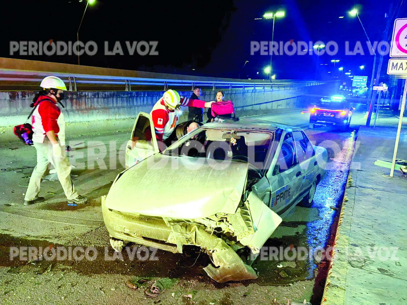 Fuerte accidente en Monclova deja a conductor atrapado