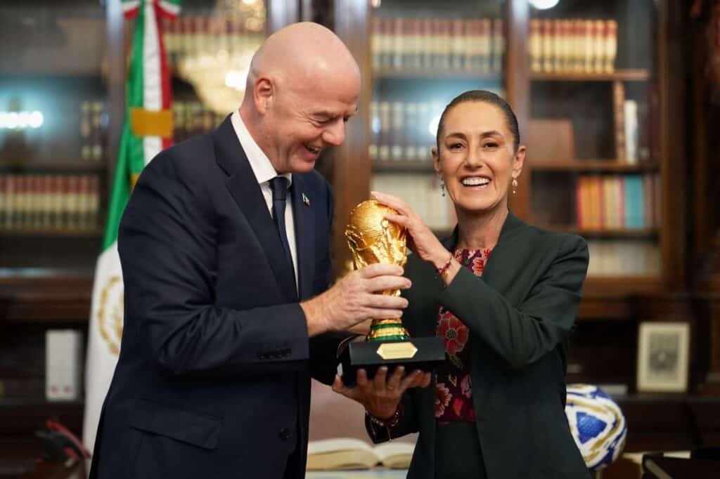 Claudia Sheinbaum dona boleto 001 para inauguración del Mundial 2026 en México