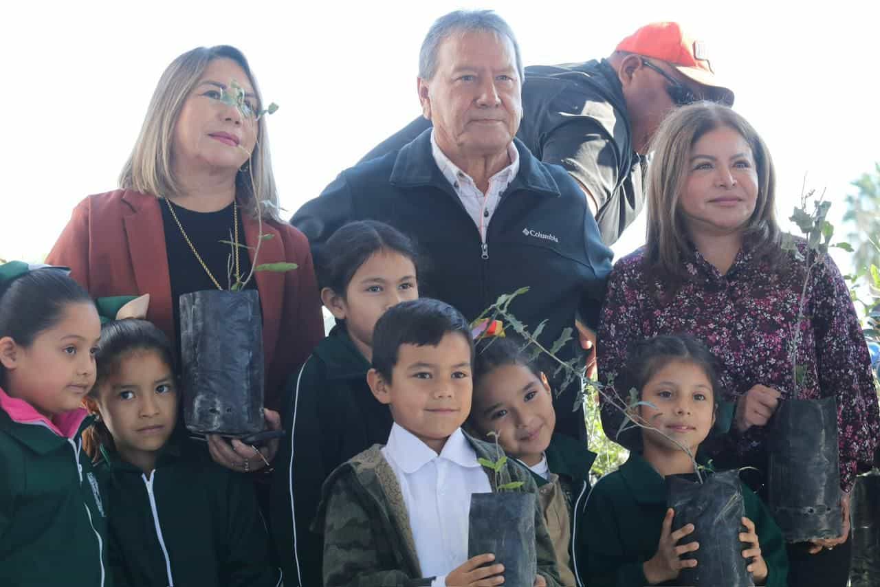 Impulsa Óscar Ríos la educación y el medio ambiente en San Juan de Sabinas