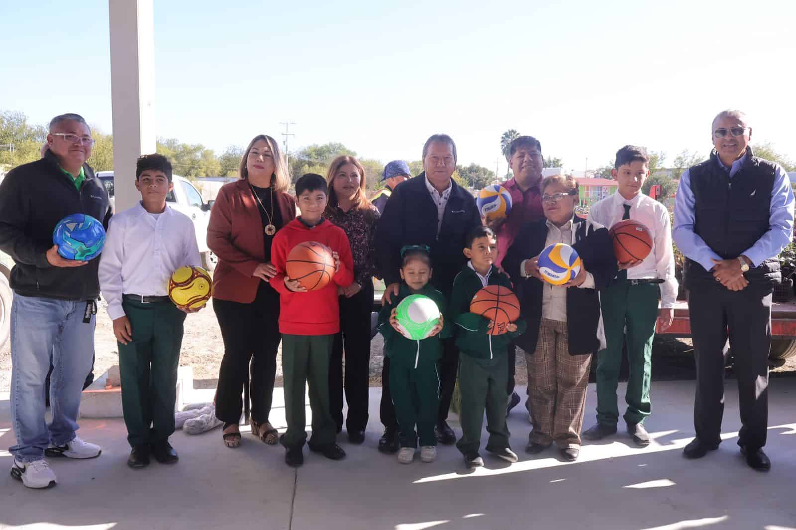 Impulsa Óscar Ríos la educación y el medio ambiente en San Juan de Sabinas