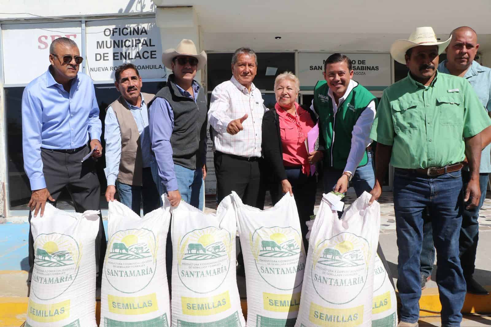 Óscar Ríos Ramírez entrega semilla de avena forrajera a productores locales