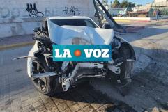 Joven conductor pierde control de Camaro en Monclova y choca
