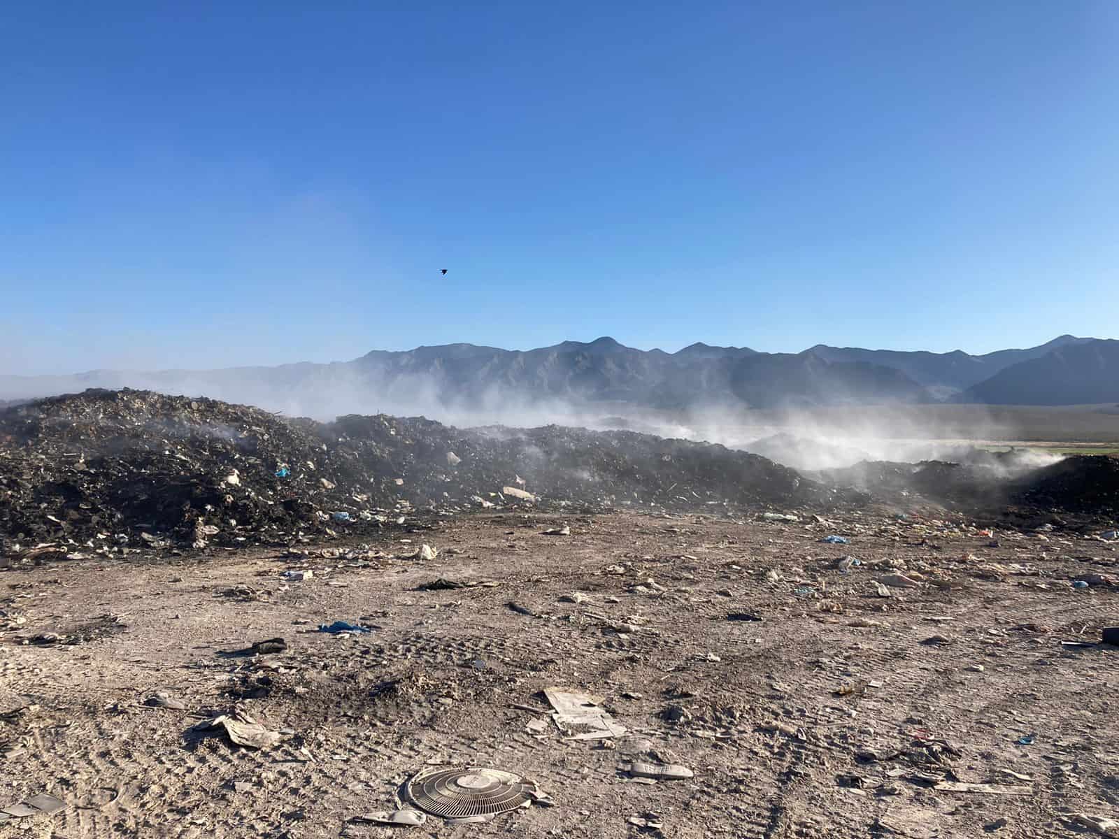 Protección Civil controla incendio en relleno sanitario de Cuatro Ciénegas