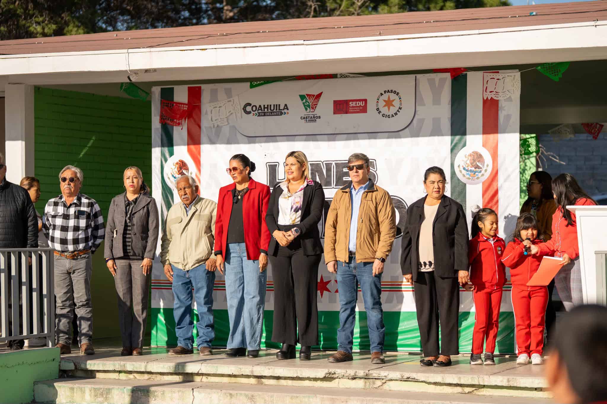 Yesica Sifuentes Zamora entrega material educativo en Castaños