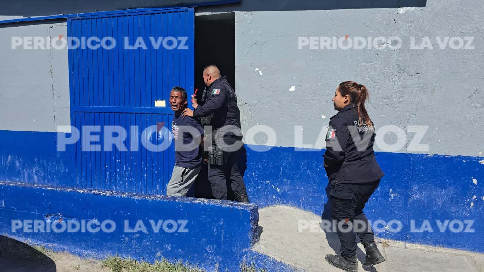 Albañil ebrio es arrestado por policías en Monclova: genera molestias