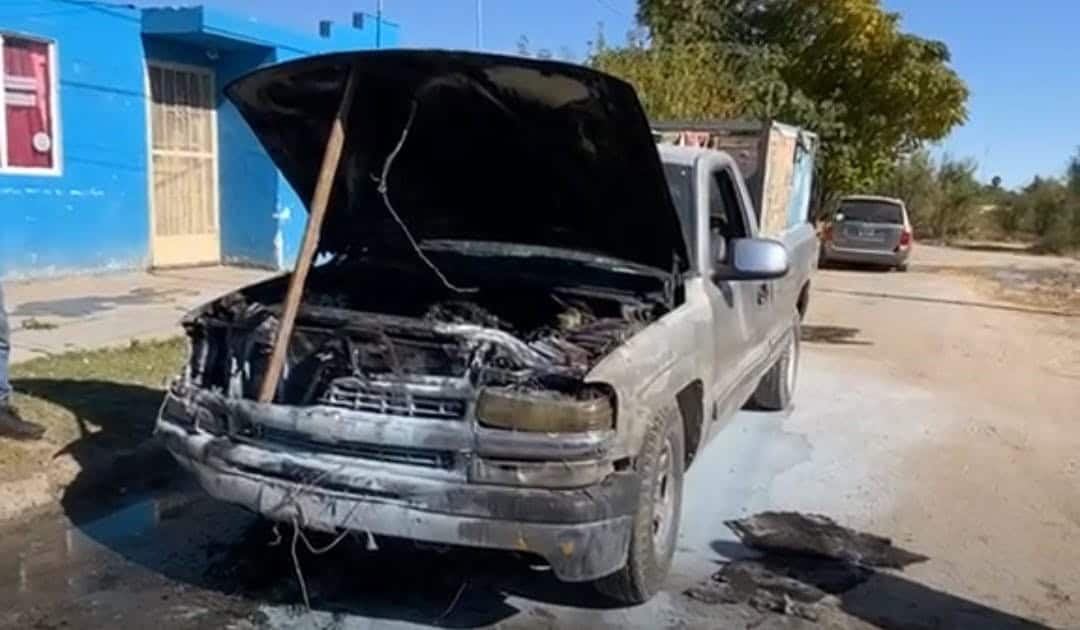 Bomberos controlan incendio en camioneta por corto circuito en Villa de Agujita