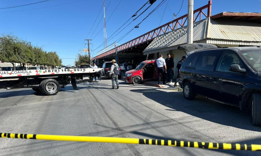 Choque deja a madre y su bebé lesionados en la Nísperos; tuvieron que rescatarla entre fierros