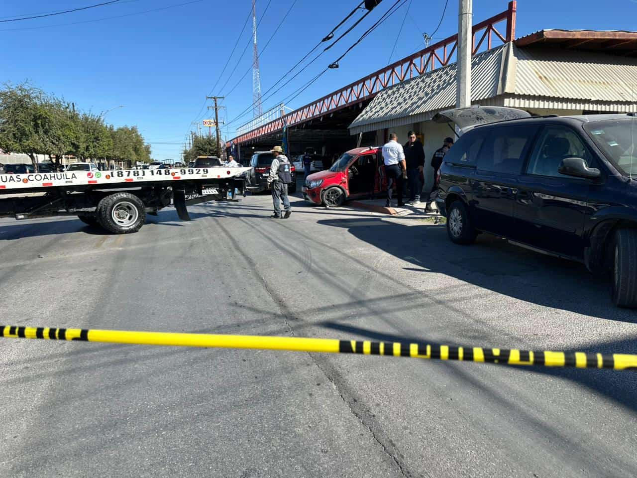 Choque deja a madre y su bebé lesionados en la Nísperos; tuvieron que rescatarla entre fierros