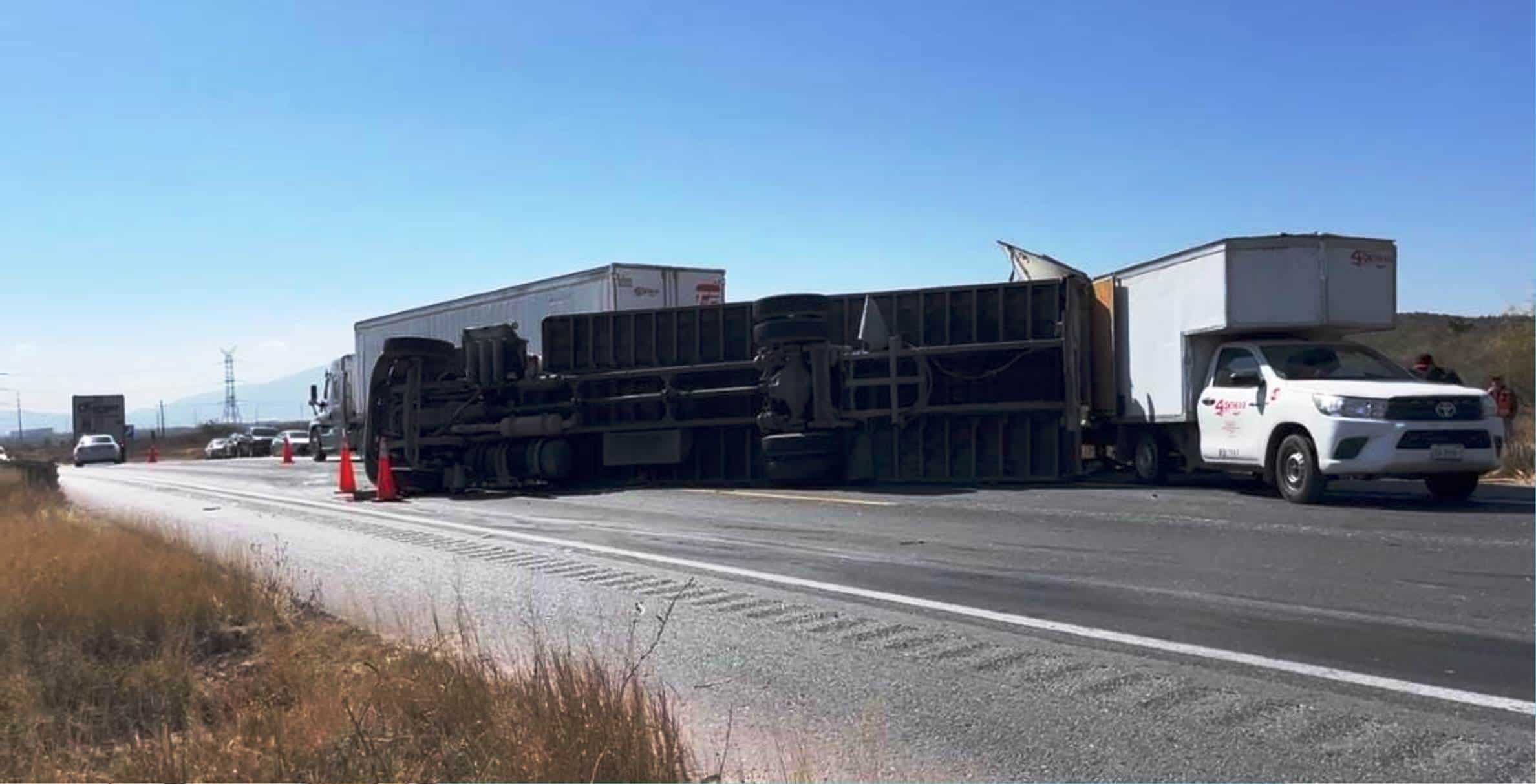 Accidente vehicular en Saltillo: camión de carga se volcó en el libramiento Norponiente