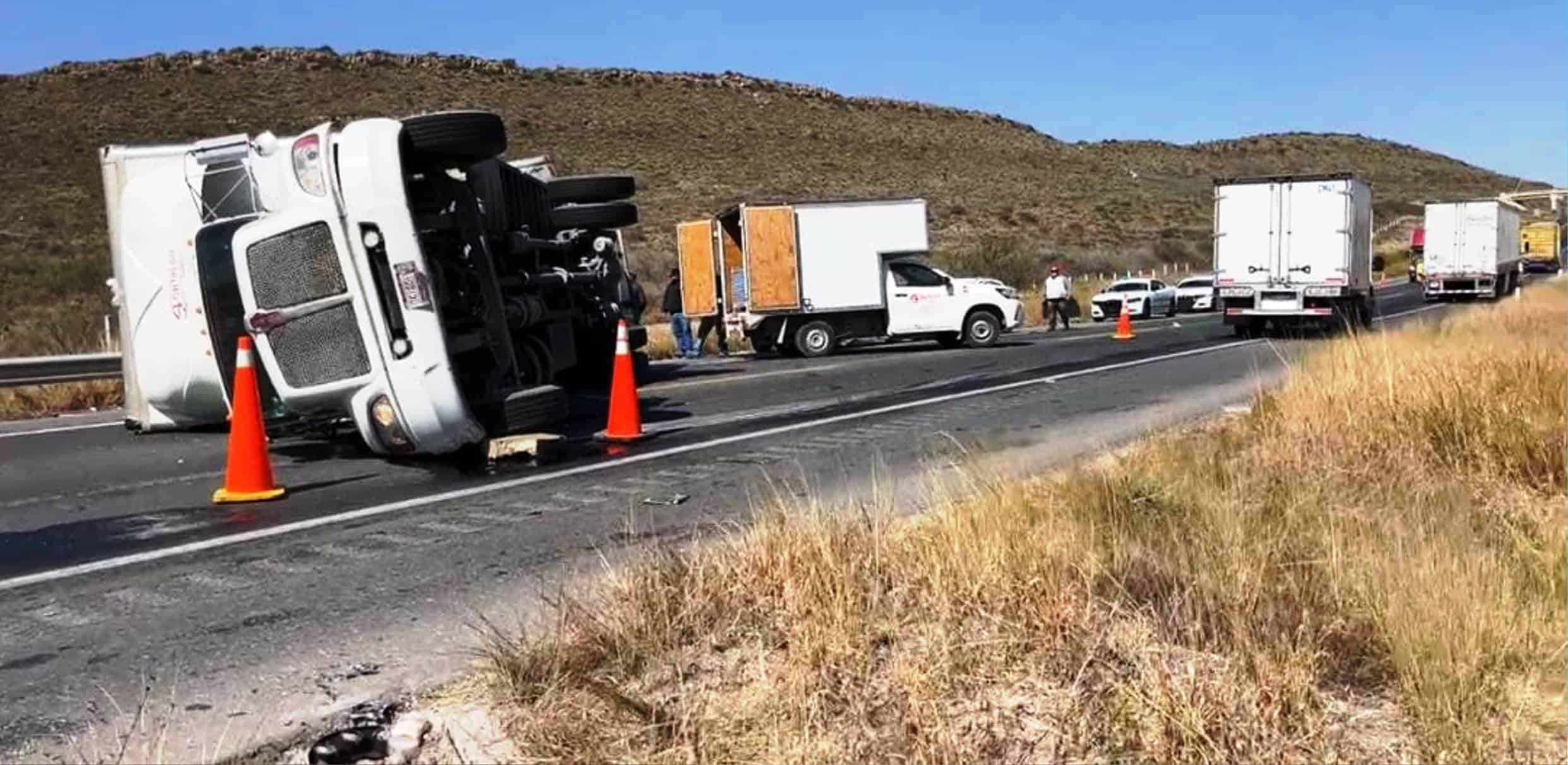 Accidente vehicular en Saltillo: camión de carga se volcó en el libramiento Norponiente