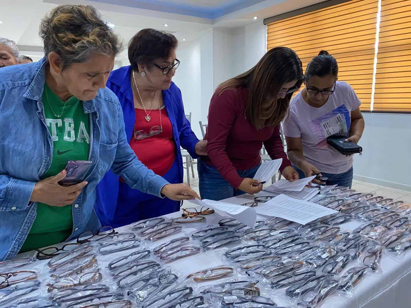 Entregan 250 lentes para vista cansada en Allende
