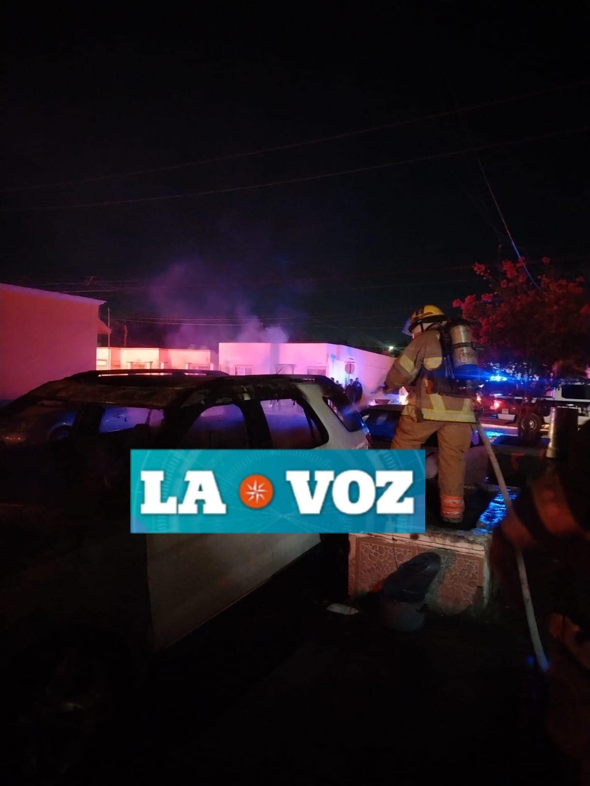 Bomberos controlan incendio que arrasa vehículos en Monclova