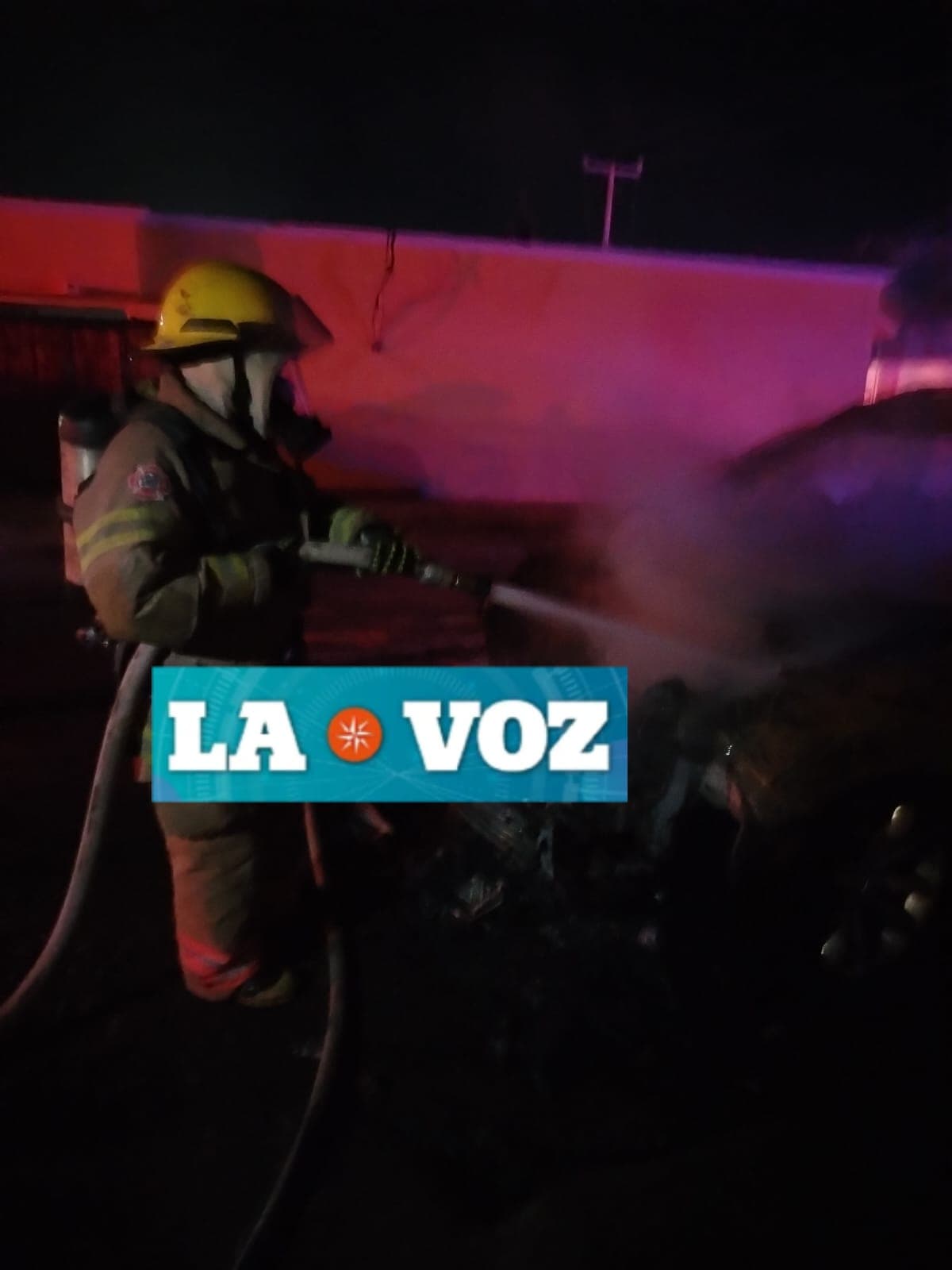 Bomberos controlan incendio que arrasa vehículos en Monclova
