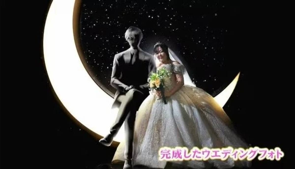 Mujer japonesa celebra boda digital con un ser de IA en Okayama