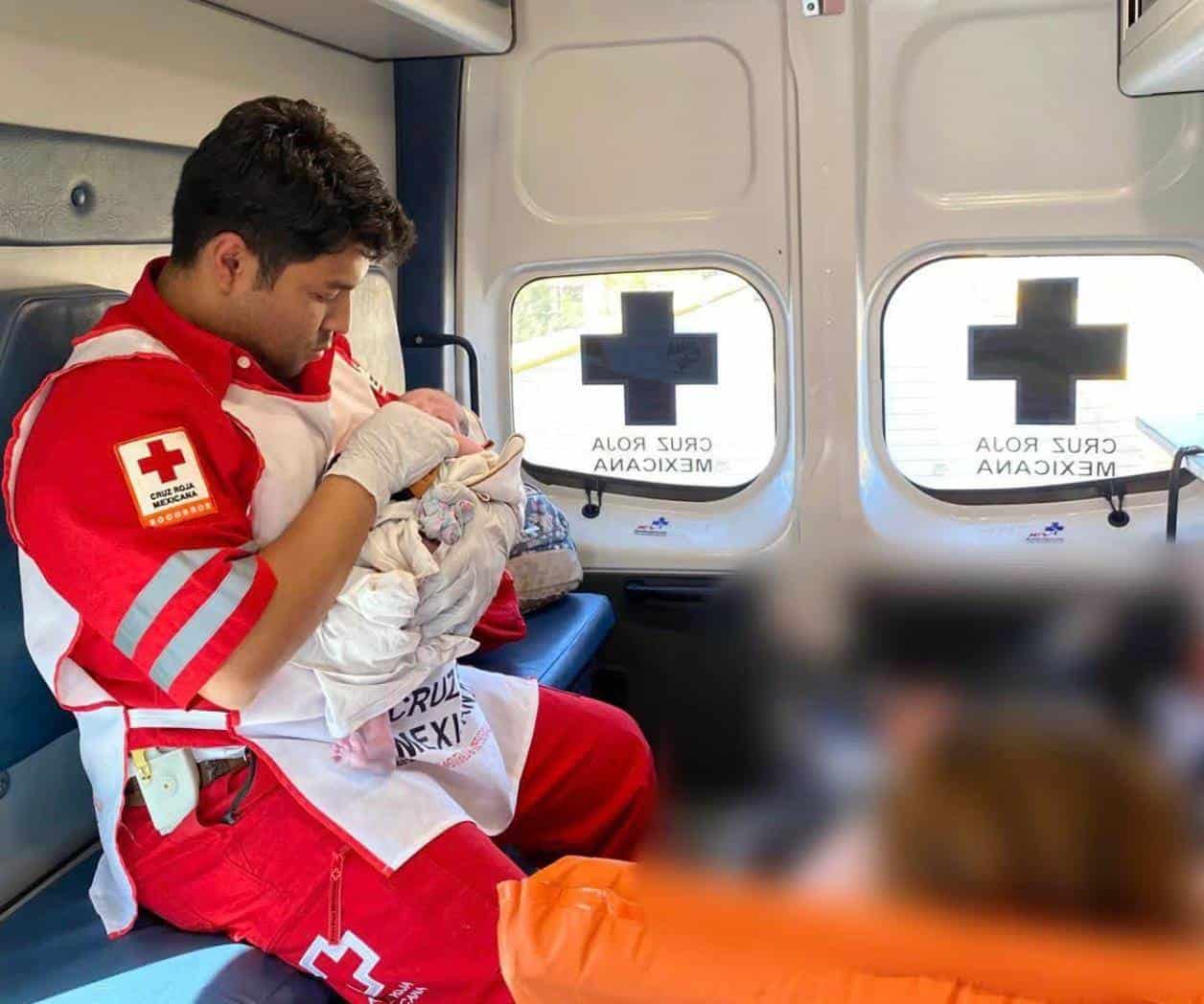Paramédicos de la Cruz Roja ayudan en el nacimiento de un bebé durante una emergencia en Acuña