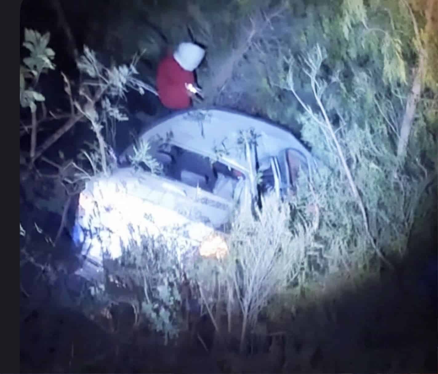 Tras la aparatosa volcadura el hombre resultó sin lesiones por lo que no mérito traslado a un hospital.