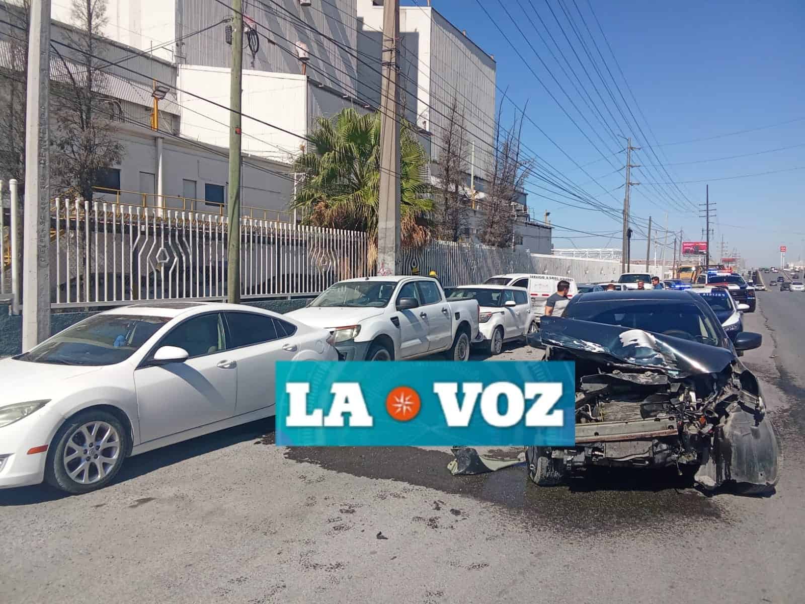 Por corretear a quien lo chocó, deja dominó de autos dañados
