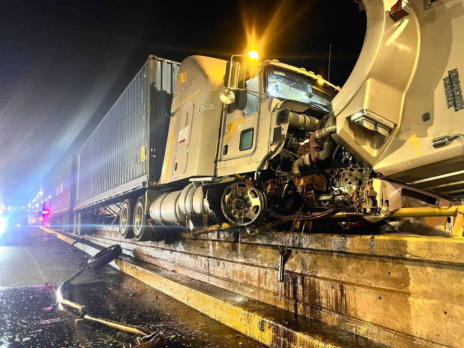 Accidente de tractocamión en Ramos Arizpe deja derrame de diésel