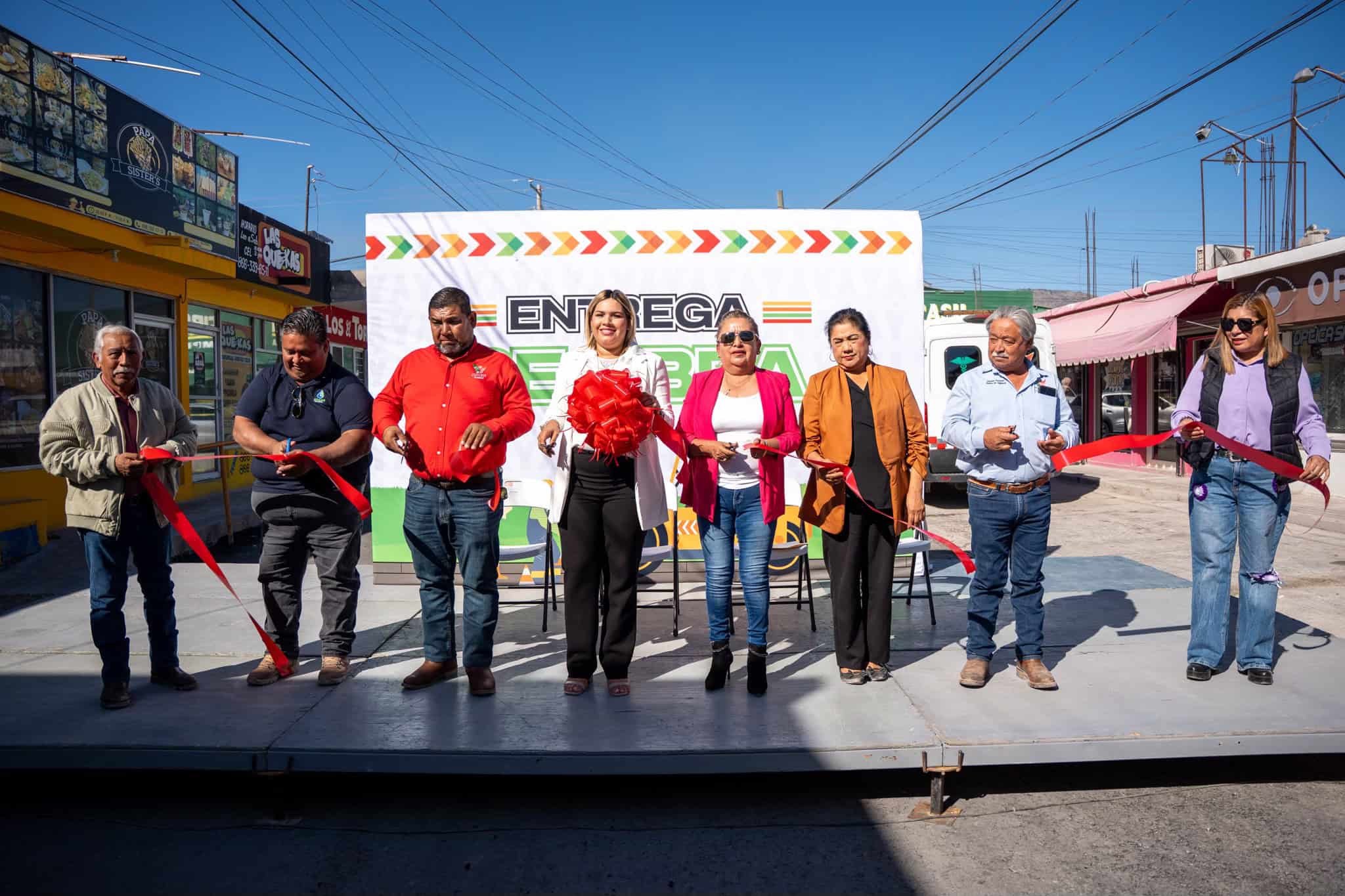 Yesica Sifuentes Zamora entrega recarpeteo en calle Juárez de Castaños