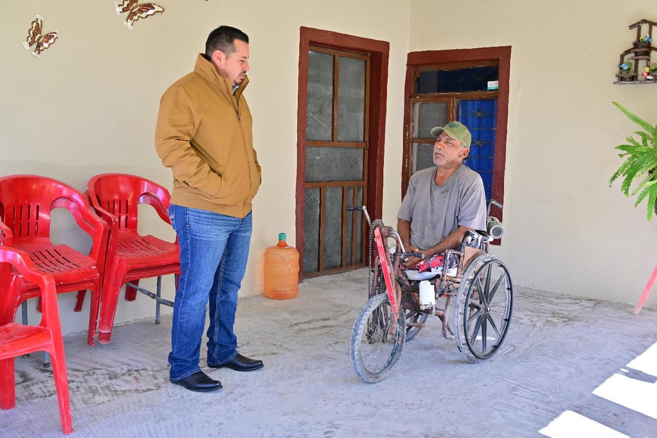Javier Flores Rodríguez entrega triciclo adaptado a Don Fidencio en San Buenaventura