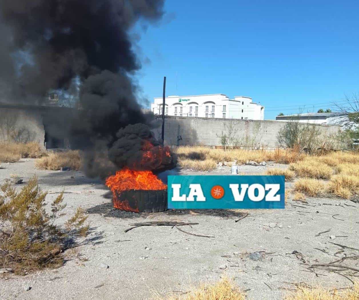 Quemazón en  la V. Carranza; Manos vandálicas desatan caos en pleno Centro.