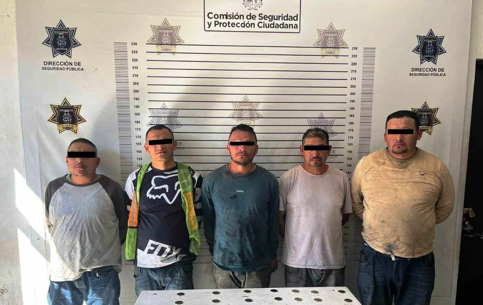 Detienen a cinco hombres de Jalisco por vender monedas centenario falsas en Coahuila