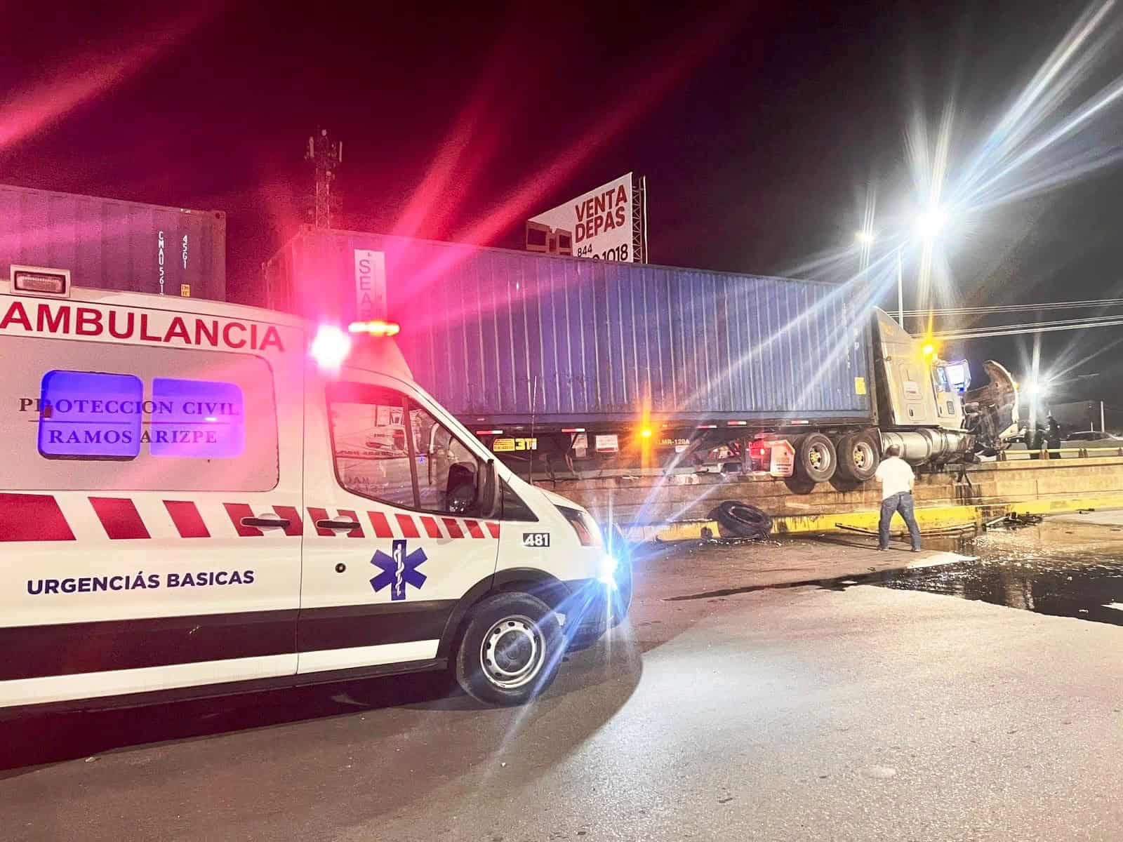 Accidente de tractocamión en La Joroba deja conductor ileso