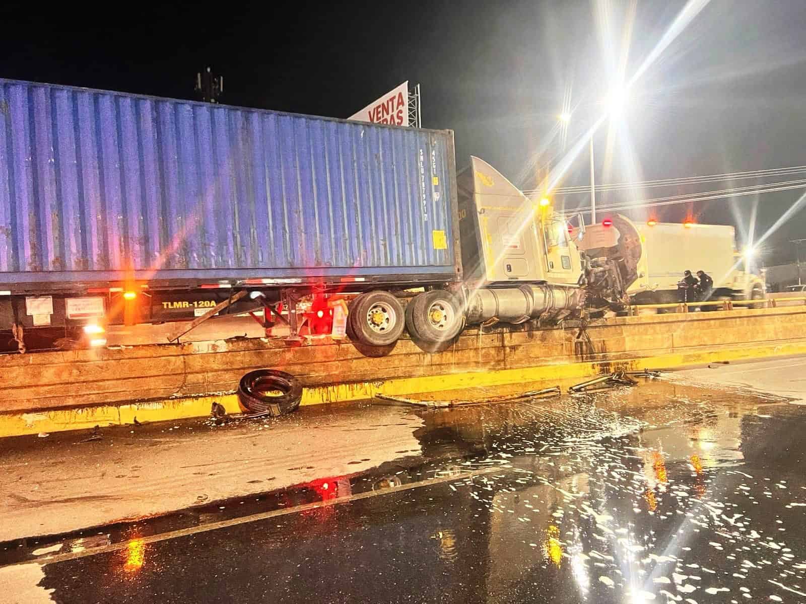 Accidente de tractocamión en La Joroba deja conductor ileso